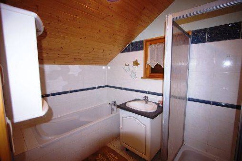 Location de vacances - Chalet à Xonrupt-Longemer - sdb avec baignoire et douche