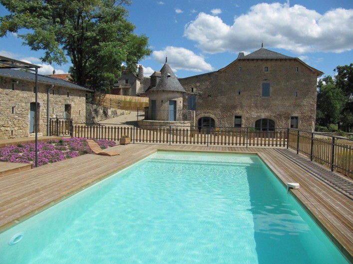 Location de vacances - Gîte à Roussennac - Vue du Mas depuis la piscine