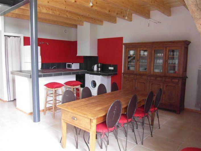 Location de vacances - Gîte à Roussennac - Salle à manger du gîte avec cuisine américaine