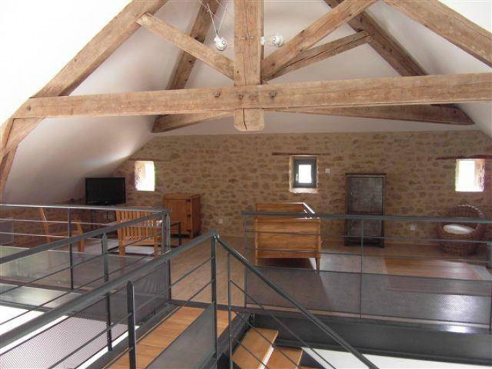 Location de vacances - Gîte à Roussennac - Mezzanine du gîte accueillant le salon