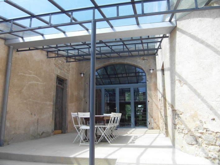 Location de vacances - Gîte à Roussennac - Terrasse couverte à l'entrée du gîte