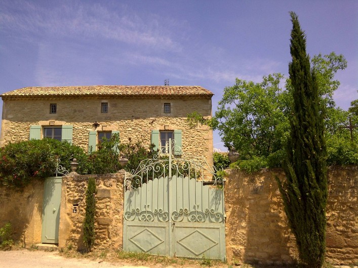 Location de vacances - Mas à Castillon-du-Gard - Au calme, mas de pierre entièrement clos de murs