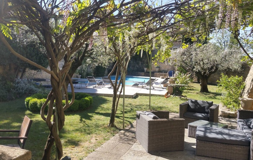 Location de vacances - Mas à Castillon-du-Gard - Terrasse et salon de jardin à l'ombre des glycines et kiwis : relax !