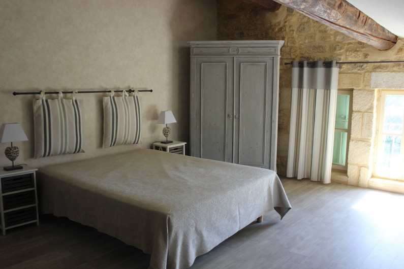 Location de vacances - Mas à Castillon-du-Gard - Chambre 4, au 2è étage, vue piscine, et jardin