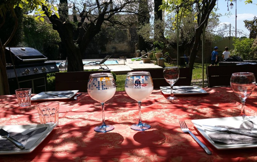 Location de vacances - Mas à Castillon-du-Gard - Grande table en pierre du Gard sous les glycines