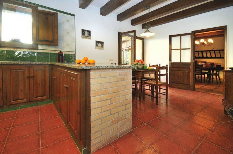 Location de vacances - Mas à Sant Antoni de Calonge - coin repas a l'interieur de la grand cuisine avec sortie à la piscine