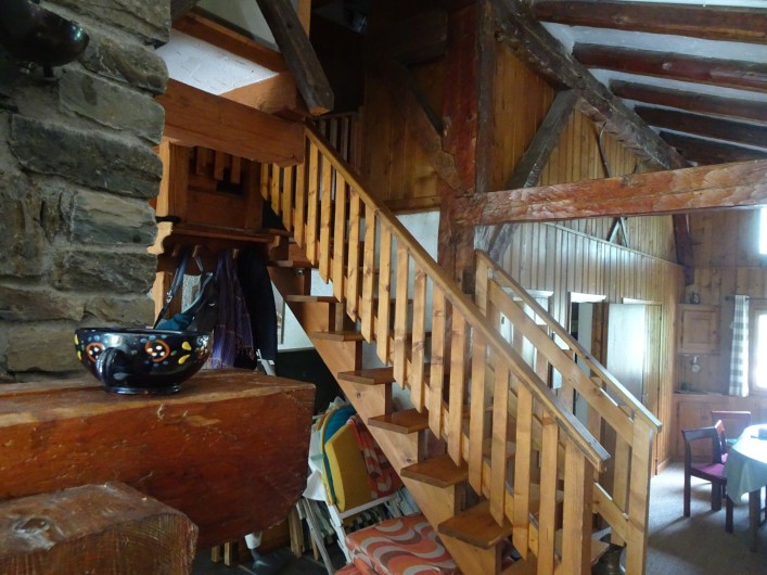 Location de vacances - Chalet à Les Houches - Escalier montant aux chambres du haut