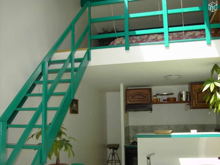 Location de vacances - Studio à Sainte-Maxime - Accés  a la Mezzanine  lit confortable 140