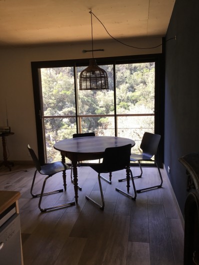 Location de vacances - Gîte à Mialet - Le séjour avec sa baie vitrée ( gîte de l'Olivier)