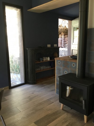 Location de vacances - Gîte à Mialet - La cuisine adossée au poêle ( gîte de l'Olivier)