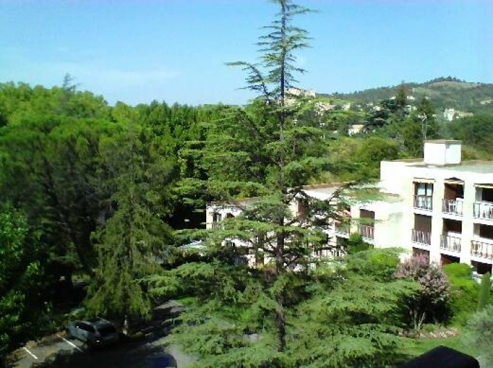 Location de vacances - Studio à Gréoux-les-Bains - Vue du studio, orientation S/O
