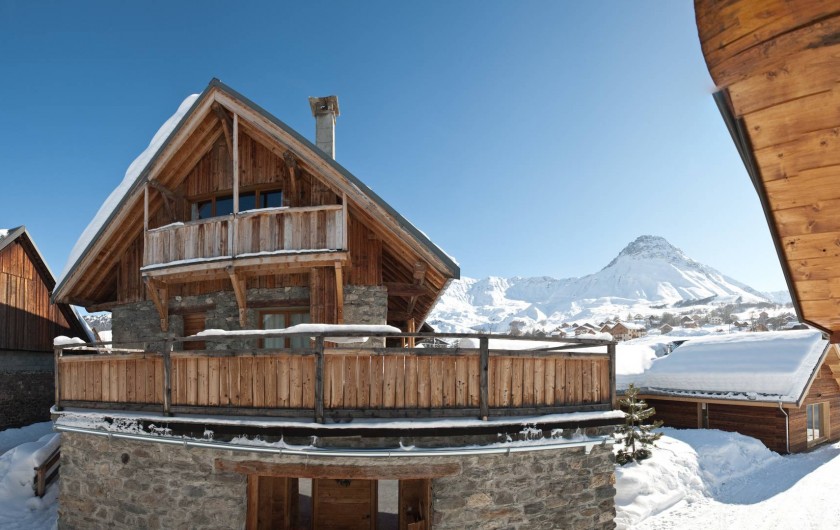 Location de vacances - Appartement à Albiez-le-Vieux - vue extérieure terrasse + balcon