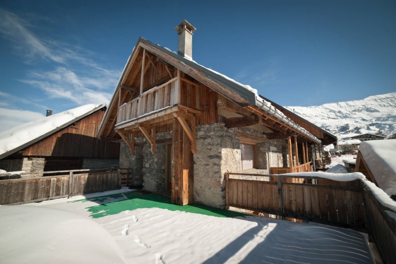 Location de vacances - Appartement à Albiez-le-Vieux - vue extérieure terrasse hiver