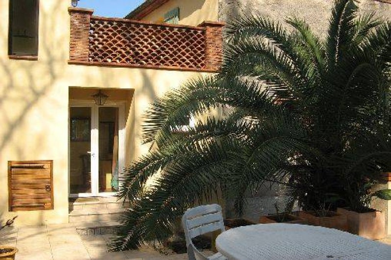 Location de vacances - Appartement à Collioure - entrée et Terasse donnant sur le jardin
avec barbecue
