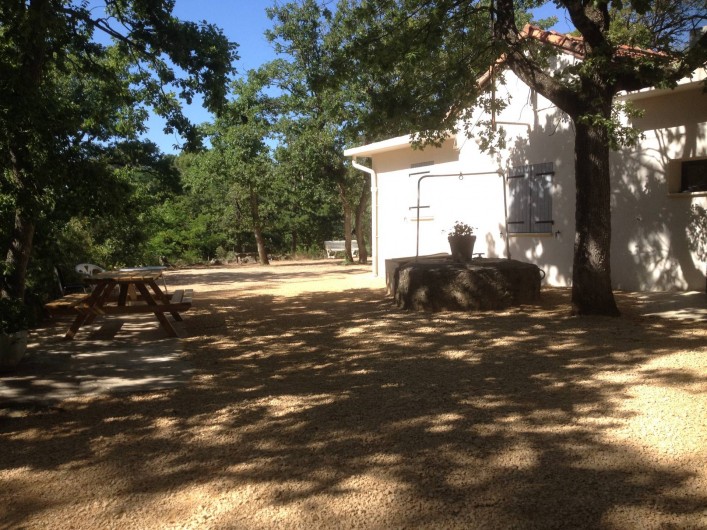 Location de vacances - Maison - Villa à Mornas - coté terrain de boules