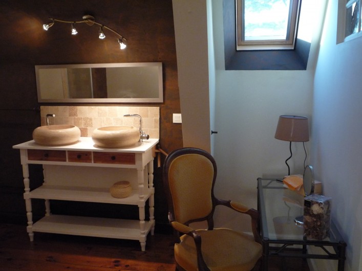 Location de vacances - Chambre d'hôtes à Salies-de-Béarn - salle de bain travertin