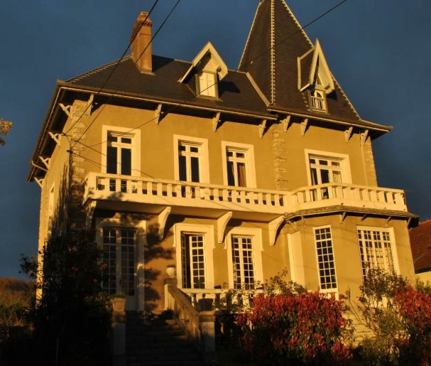 Location de vacances - Chambre d'hôtes à Salies-de-Béarn - la villa Hortebise façade en automne