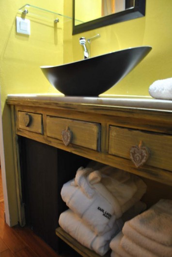 Location de vacances - Chambre d'hôtes à Salies-de-Béarn - Vasque de salle de bain de la Tour