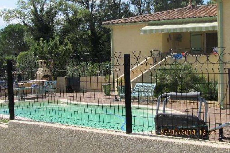 Location de vacances - Villa à Alès - Propriété côté piscine et terrasse