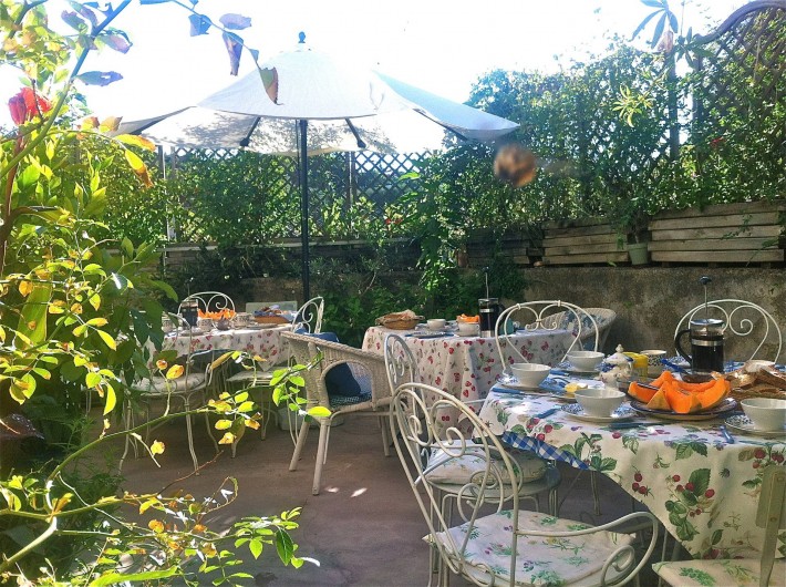 Location de vacances - Gîte à Saint-Hippolyte-du-Fort - petit-déjeuner sur la terrasse