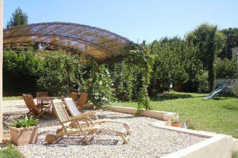 Location de vacances - Villa à Uzès - Salon de jardin sous la tonnelle au Sud vue piscine