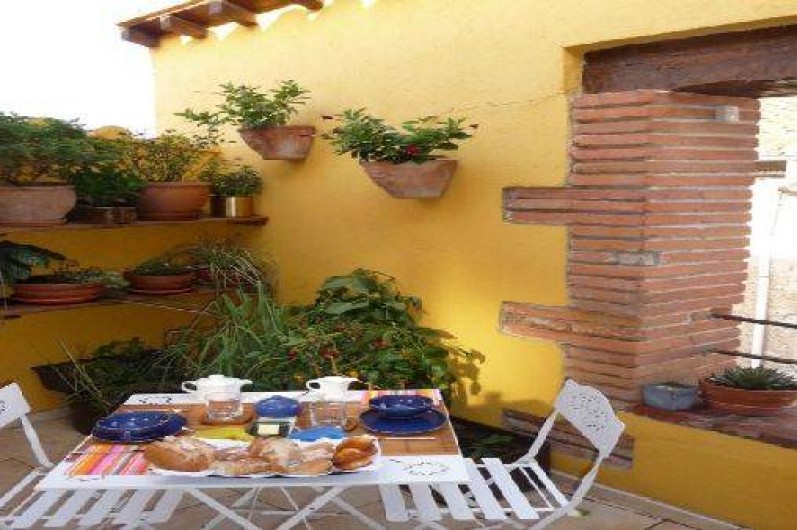 Location de vacances - Chambre d'hôtes à Tautavel - Petit-déjeuner sur la terrasse