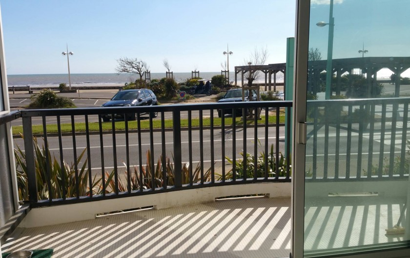 Location de vacances - Studio à Saint-Jean-de-Monts - le balcon spacieux pour déjeuner