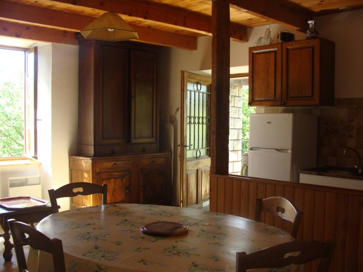 Location de vacances - Appartement à Saint-Alban-Auriolles - Cuisine de la location du 1er étage