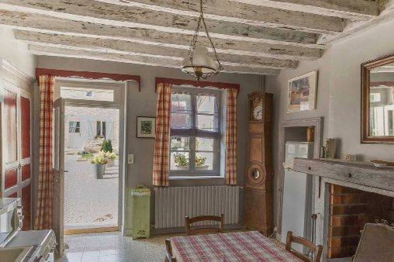 Location de vacances - Gîte à Druyes-les-Belles-Fontaines - la pièce à vivre avec cheminée