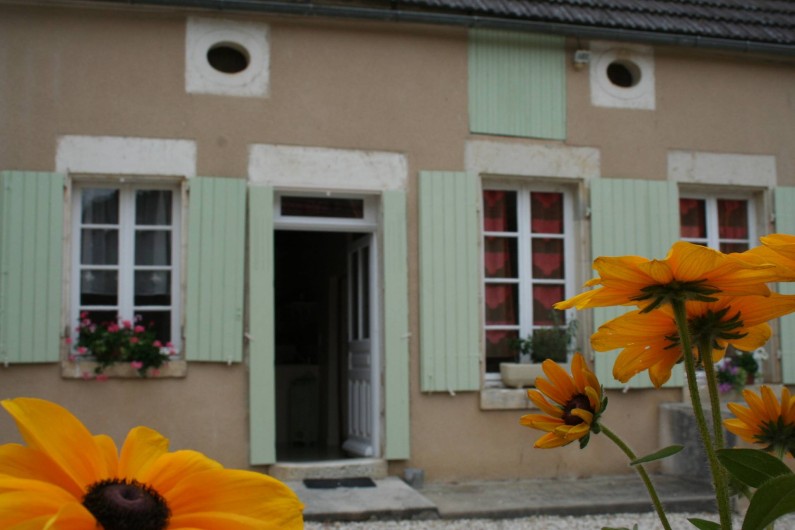 Location de vacances - Gîte à Druyes-les-Belles-Fontaines - extérieur de la maison