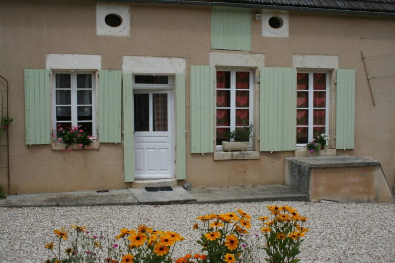 Location de vacances - Gîte à Druyes-les-Belles-Fontaines - vue de la maison