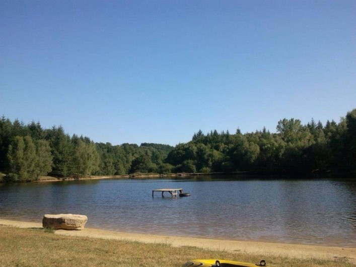 Location de vacances - Bungalow - Mobilhome à Villefranche-de-Rouergue - vue du lac