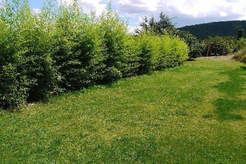 Location de vacances - Appartement à Solliès-Toucas - Vue depuis la terrasse sur le jardin privatif