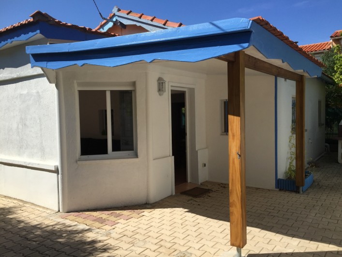 Location de vacances - Villa à Saint-Pierre la Mer - Entrée  Terrasse couverte