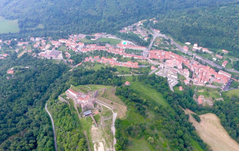 Location de vacances - Gîte à Prats-de-Mollo-la-Preste - Vue aérienne, le fort Lagarde avec Prats de Mollo.