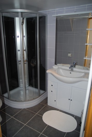 Location de vacances - Villa à Rochefort - Appartement 2  salle d'eau , avec cabine de douche