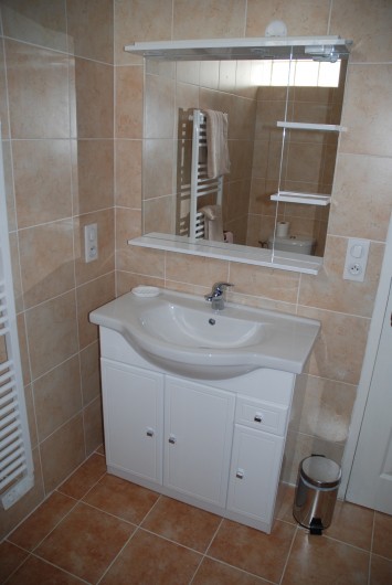 Location de vacances - Villa à Rochefort - Salle d'eau avec cabine de douche multi jets . . et WC pour chambre 1