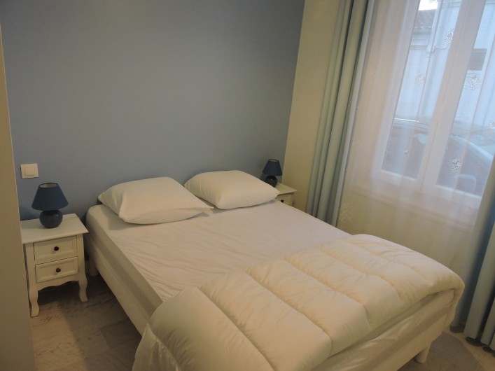 Location de vacances - Villa à Rochefort - chambre bleu  ( possède une deuxième chambre appelée chambre rose )