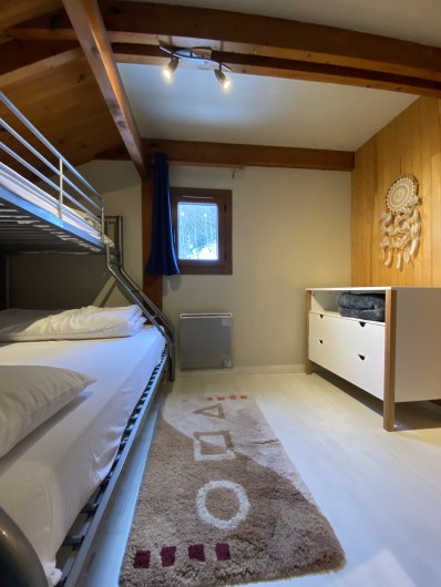 Location de vacances - Chalet à Ustou - chambre 3 à l'étage (1 lit d e140 + 1 lit de 90) + rangements