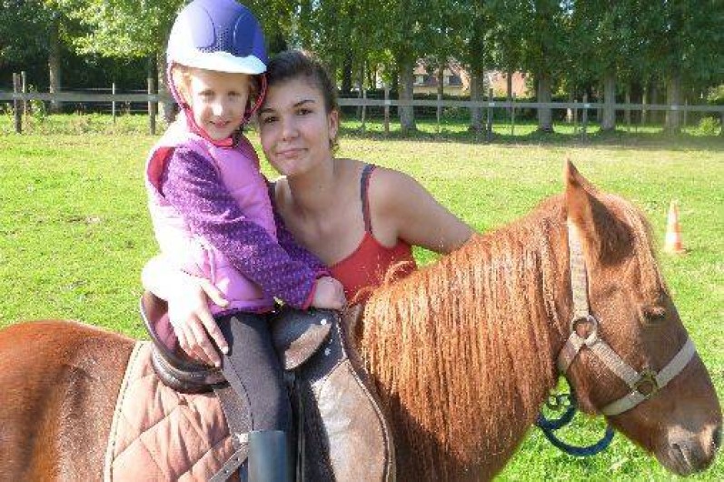 Location de vacances - Gîte à Tours-en-Vimeu - Marie malentendante fait découvrir sa passion aux enfants  : les chevaux