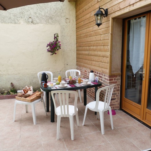 Location de vacances - Gîte à Tours-en-Vimeu - la terrasse coté jardin, salon de jardin, transat, barbecue  et jeux