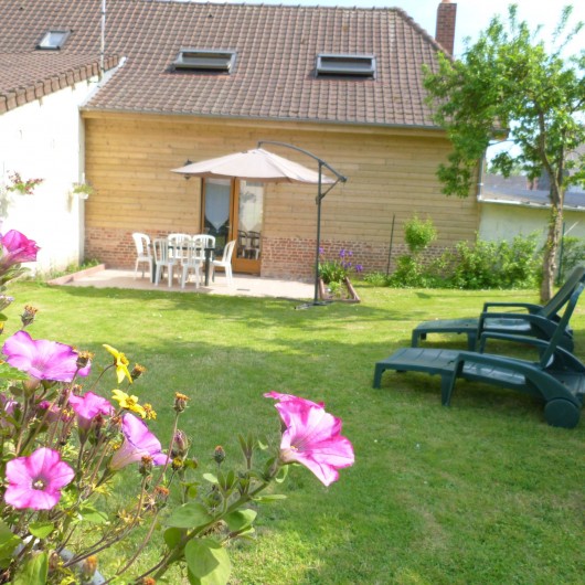 Location de vacances - Gîte à Tours-en-Vimeu - le jardin clos et donnant sur les pâtures avec les chevaux