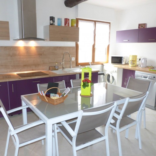 Location de vacances - Gîte à Tours-en-Vimeu - le coin cuisine entièrement aménagé