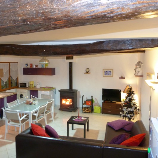 Location de vacances - Gîte à Tours-en-Vimeu - la pièce de vie au RDC , salon écran plat et feu de bois