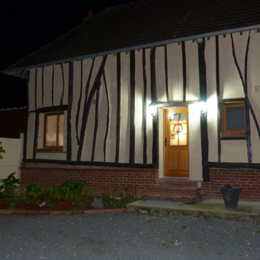 Location de vacances - Gîte à Tours-en-Vimeu - façade du gite avec parking privé et sécurisé