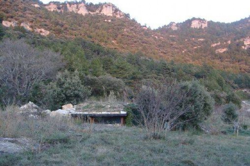 Location de vacances - Mas à Saint-Privat - La maison de la Colline, bien integrée dans la nature