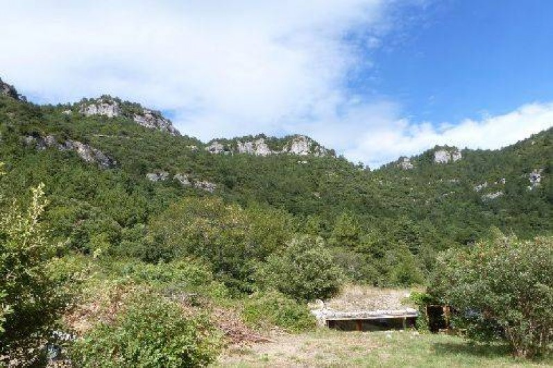 Location de vacances - Mas à Saint-Privat - La maison de la Colline avec la falaise de ca 200 m en arrière-plan