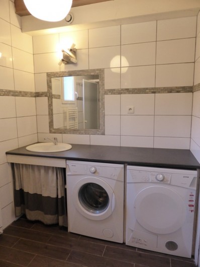 Location de vacances - Chalet à Gérardmer - salle de bains avec lave  linge et sèche linge