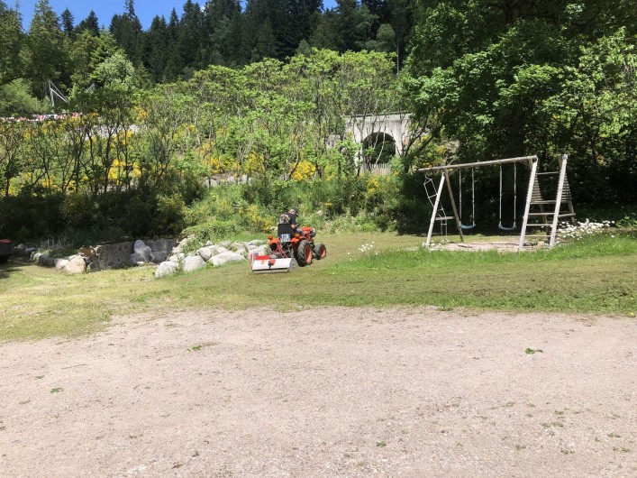 Location de vacances - Chalet à Gérardmer - Parking terrain de boules et  jeux pour les enfants
