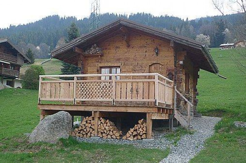 Location de vacances - Chalet à Megève - devant du chalet avec grande terrasse